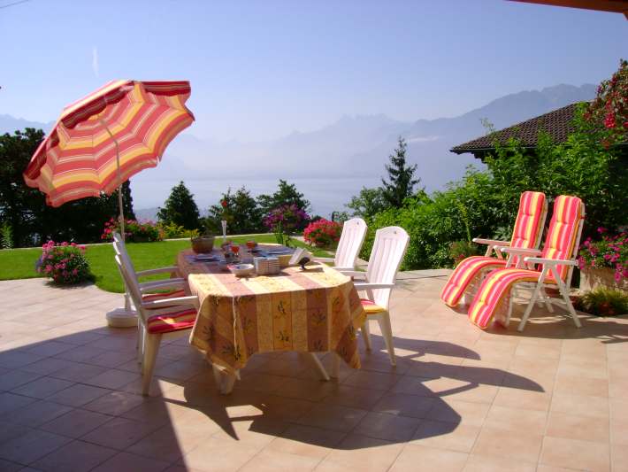 BnB Bed and Breakfast Chez Bibiane & Ren
Chardonne Vevey Montreux Lavaux Lake of Geneva
Suisse Switzerland Schweiz Swizzera
The terrace for breakfasts in front of the lake